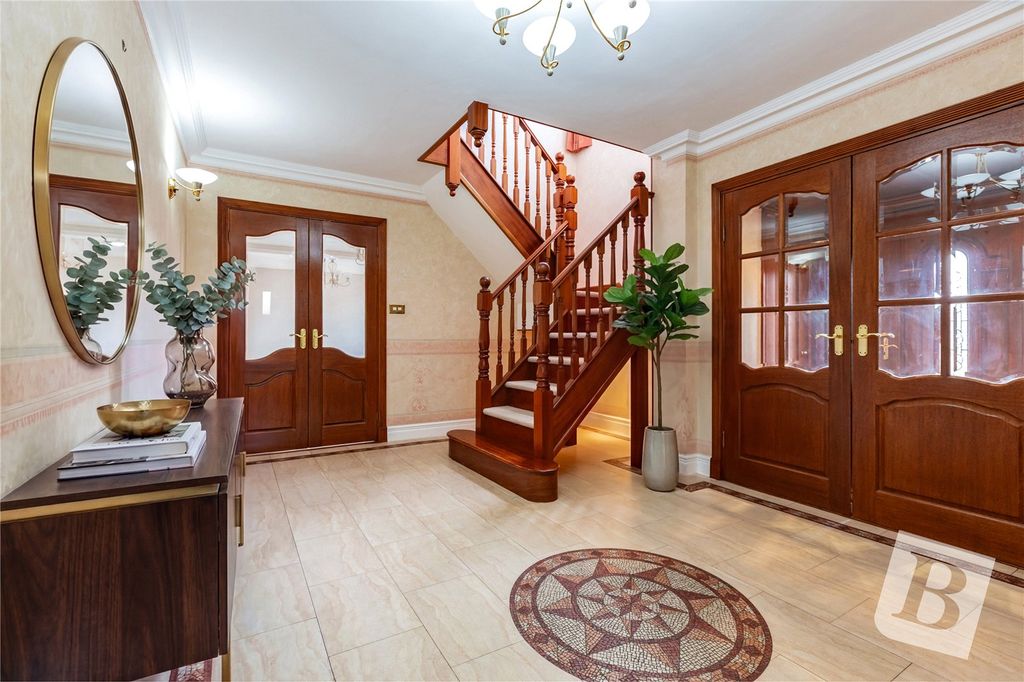 Property photo 3 of 22 Entrance Hall