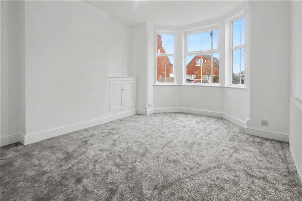 Property photo 3 of 16 Lounge