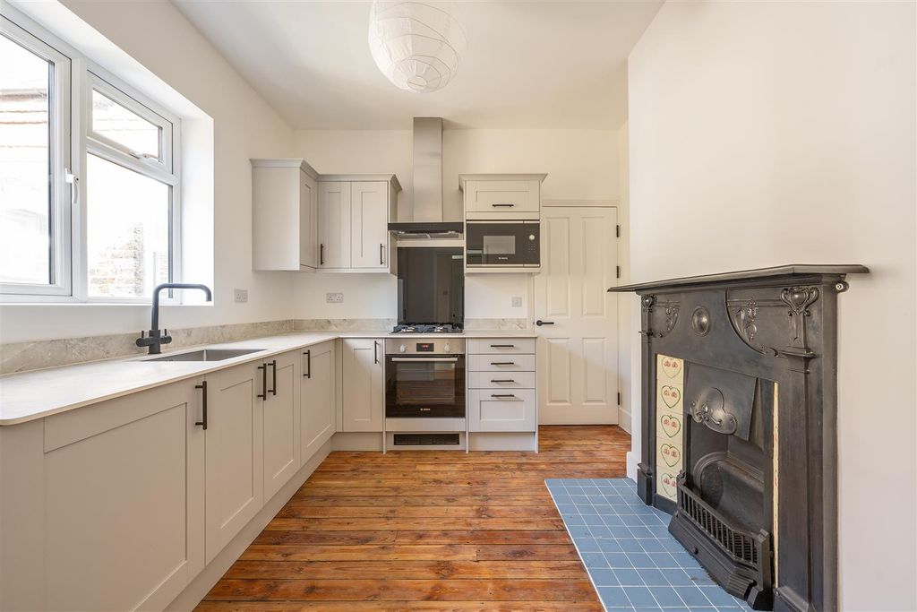 Property photo 3 of 18 Fleeming Road E17