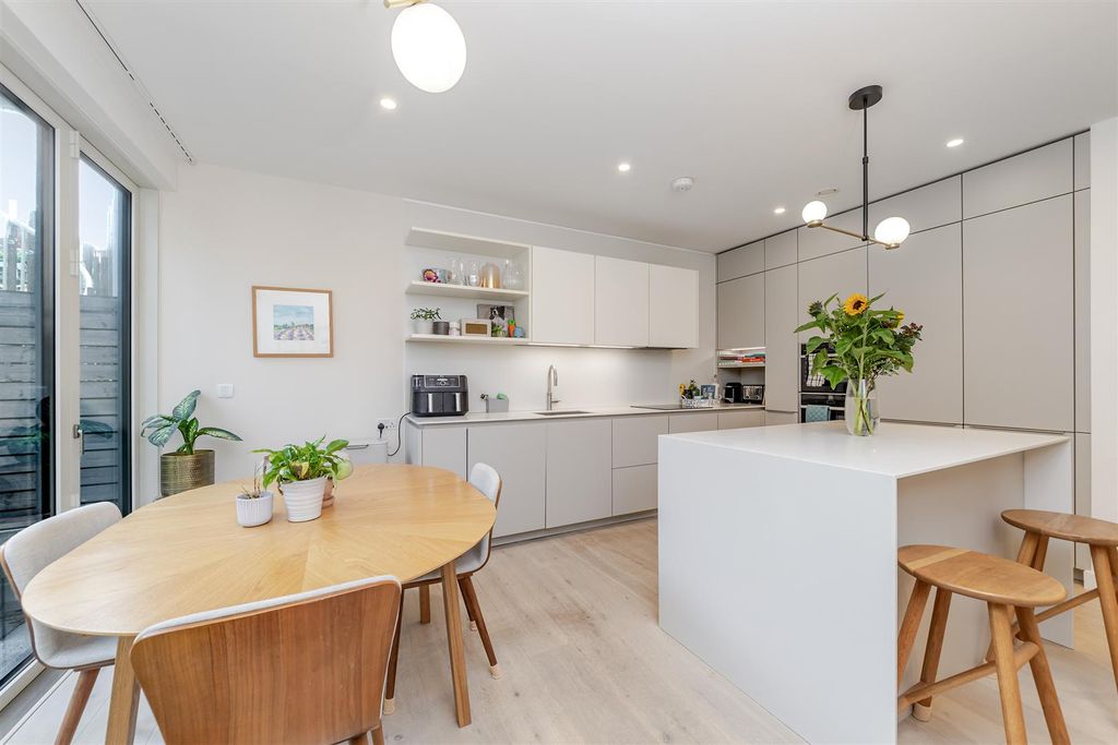 Property photo 2 of 94 46Gabrielsquare-23.Jpg