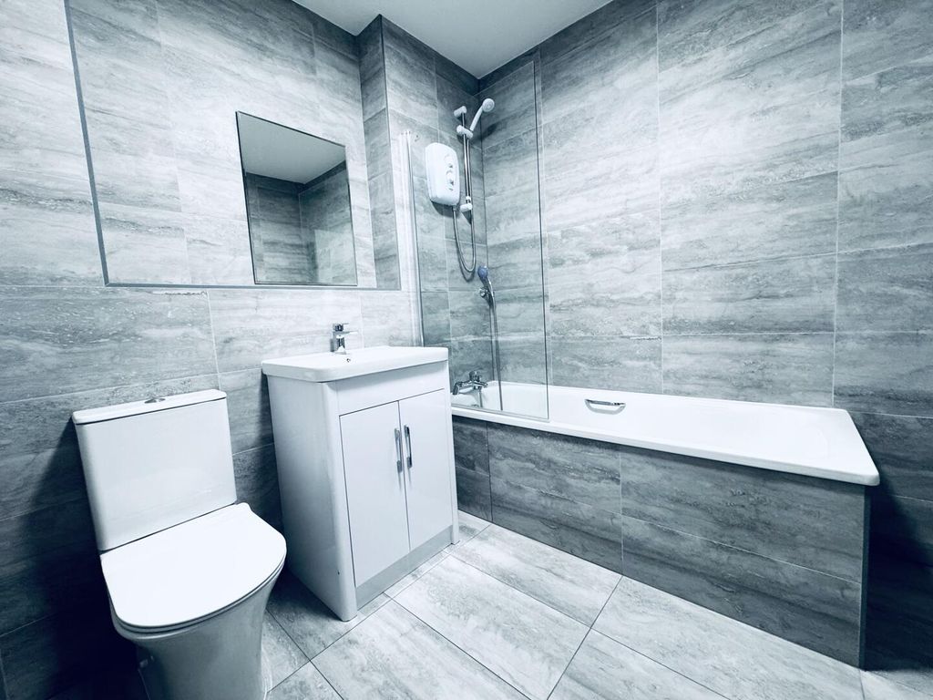 Property photo 3 of 16 Bathroom