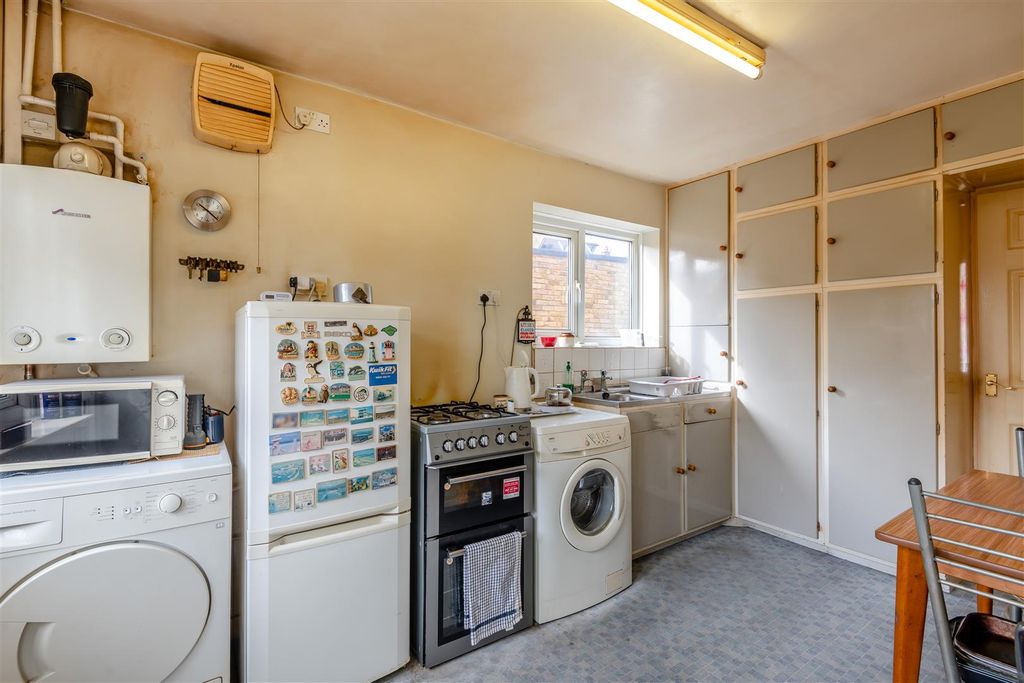 Property photo 3 of 17 8681731-Interior05.Jpg