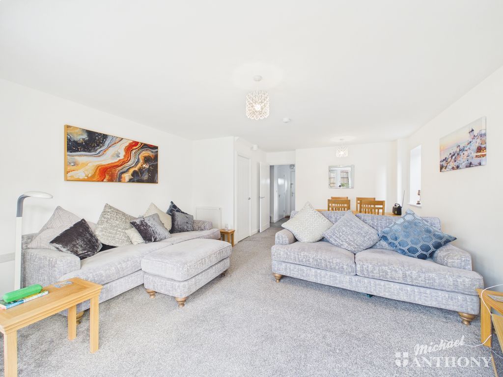 Property photo 3 of 13 Cam02773G0-Pr0411-Still004