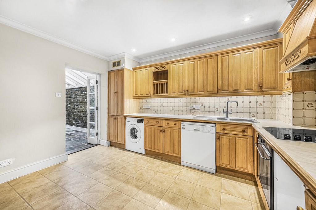 Property photo 3 of 9 Kitchen