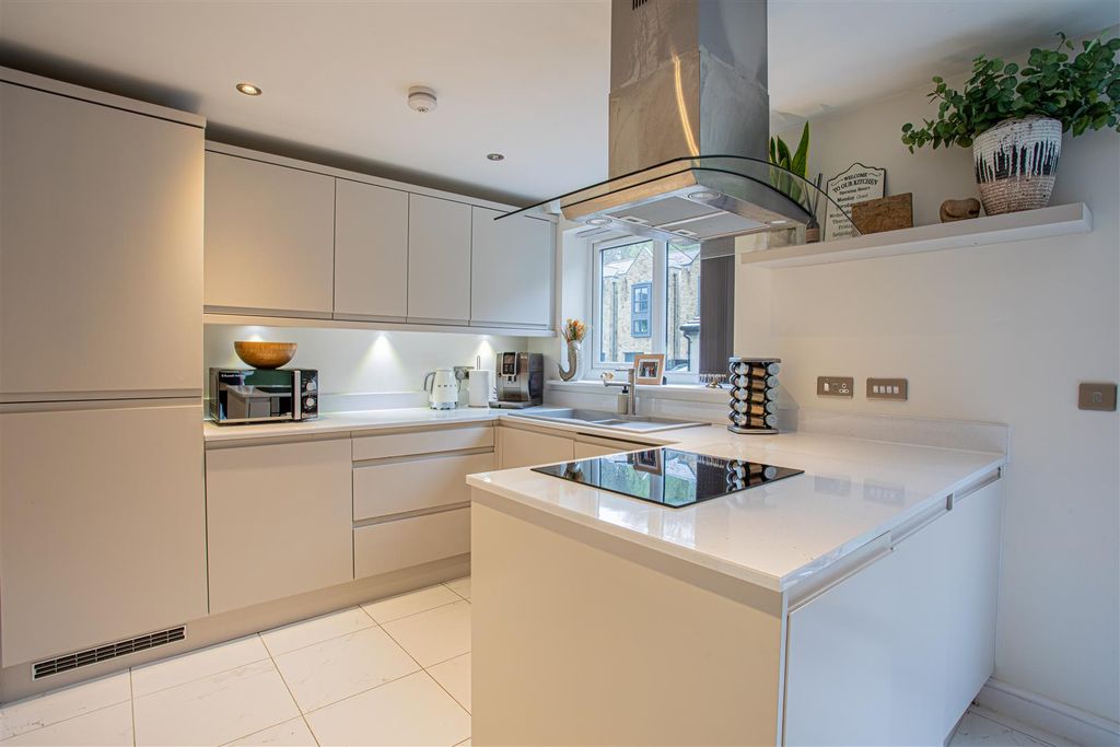 Property photo 3 of 12 Kitchen Diner