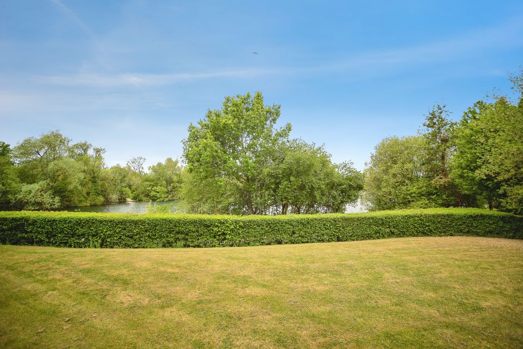 Property photo 2 of 23