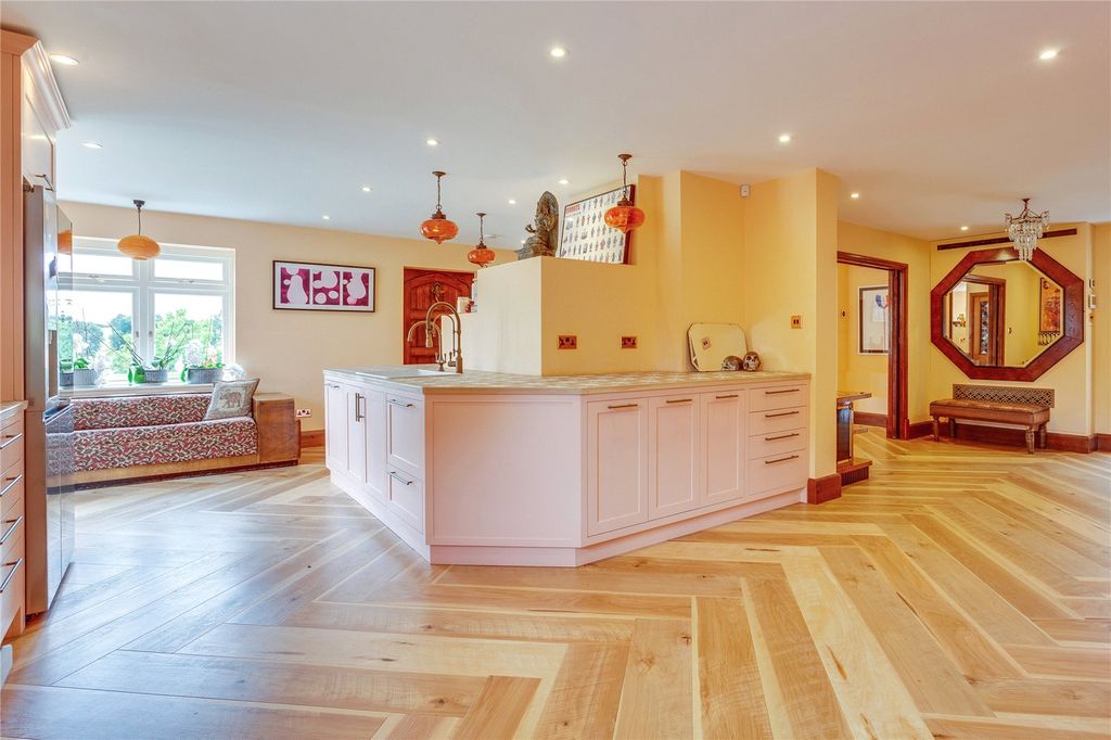 Property photo 3 of 19 Kitchen