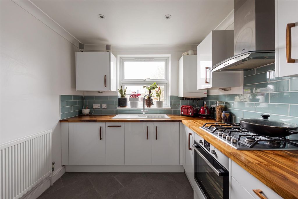 Property photo 3 of 23 Carlton Road, E17