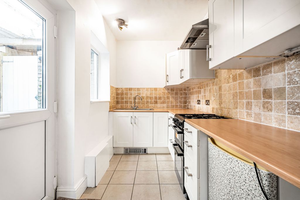 Property photo 3 of 19 Kitchen