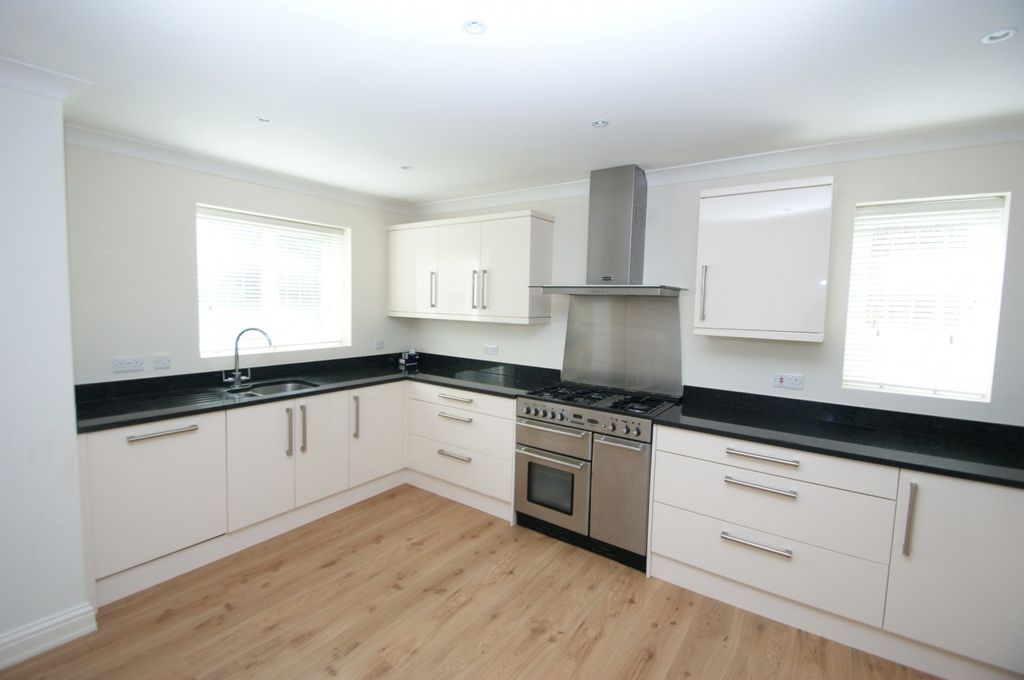 Property photo 3 of 15 Kitchen