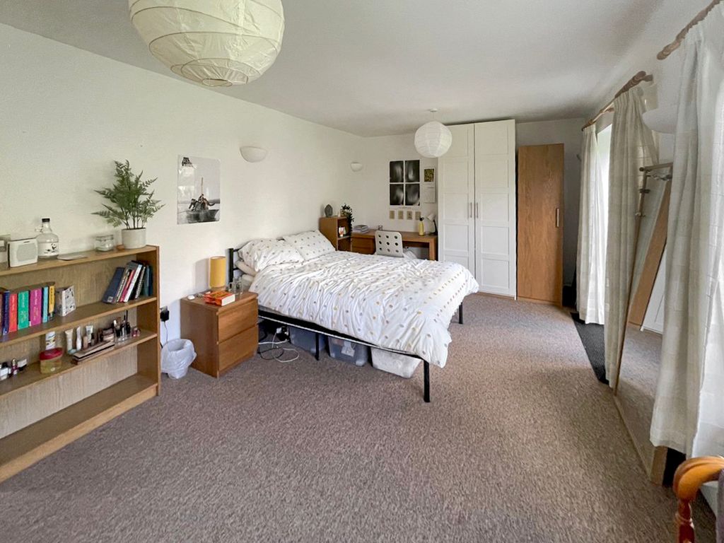 Property photo 3 of 17 Living Room/Bedroom