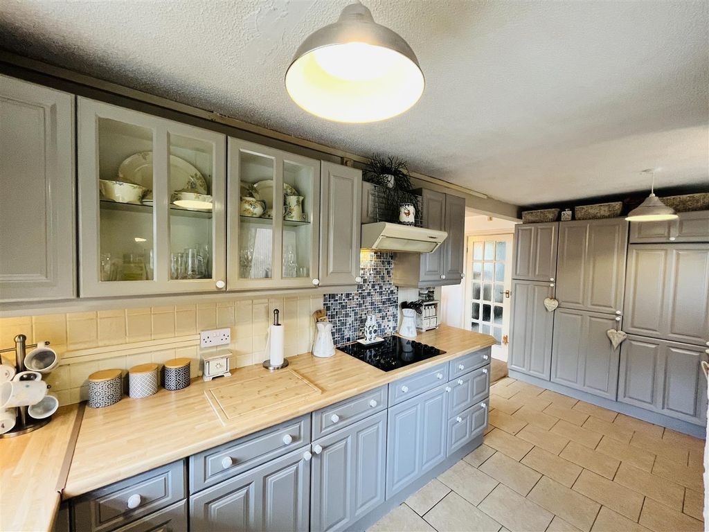 Property photo 3 of 17 Kitchen