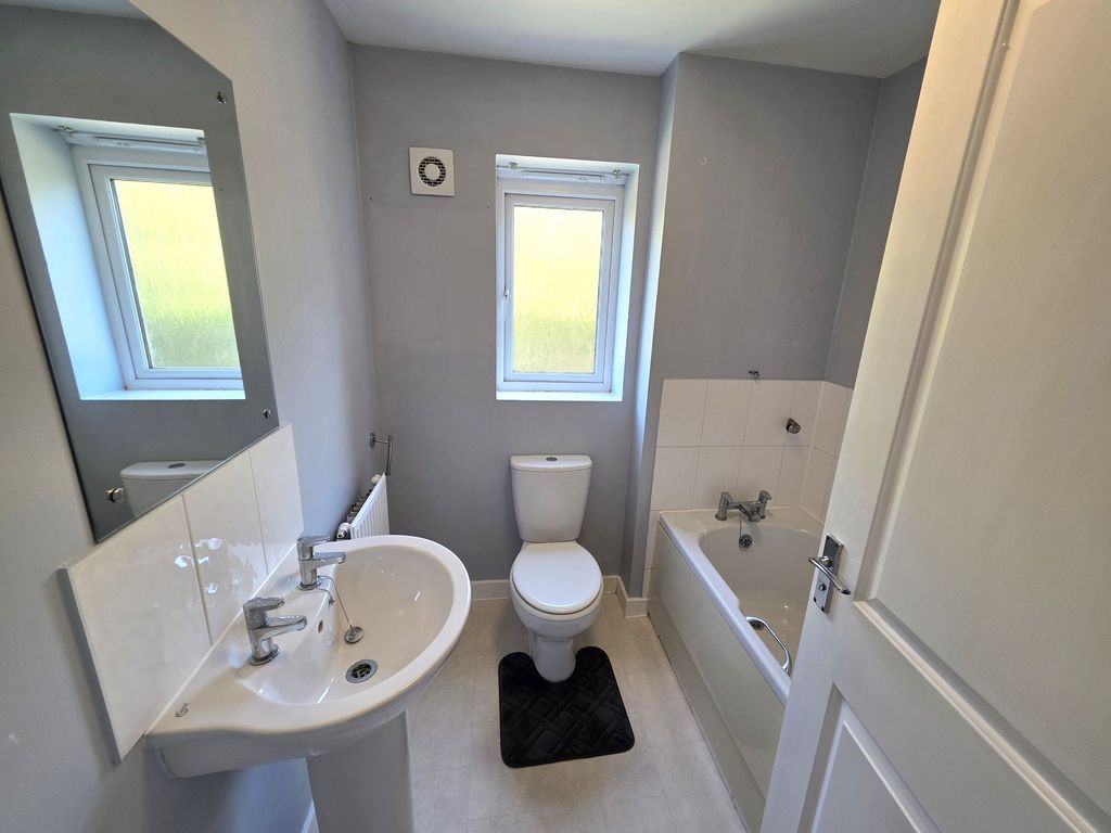 Property photo 3 of 21 Bathroom