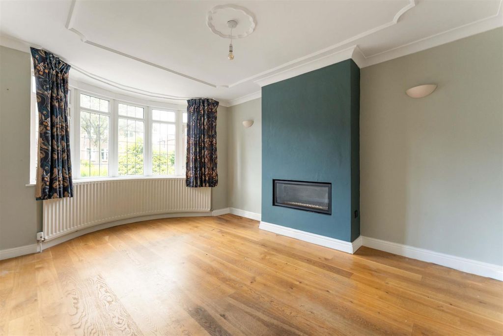 Property photo 3 of 15 93, Henley Crescent Solihull, B91 2Jh_17.Jpg