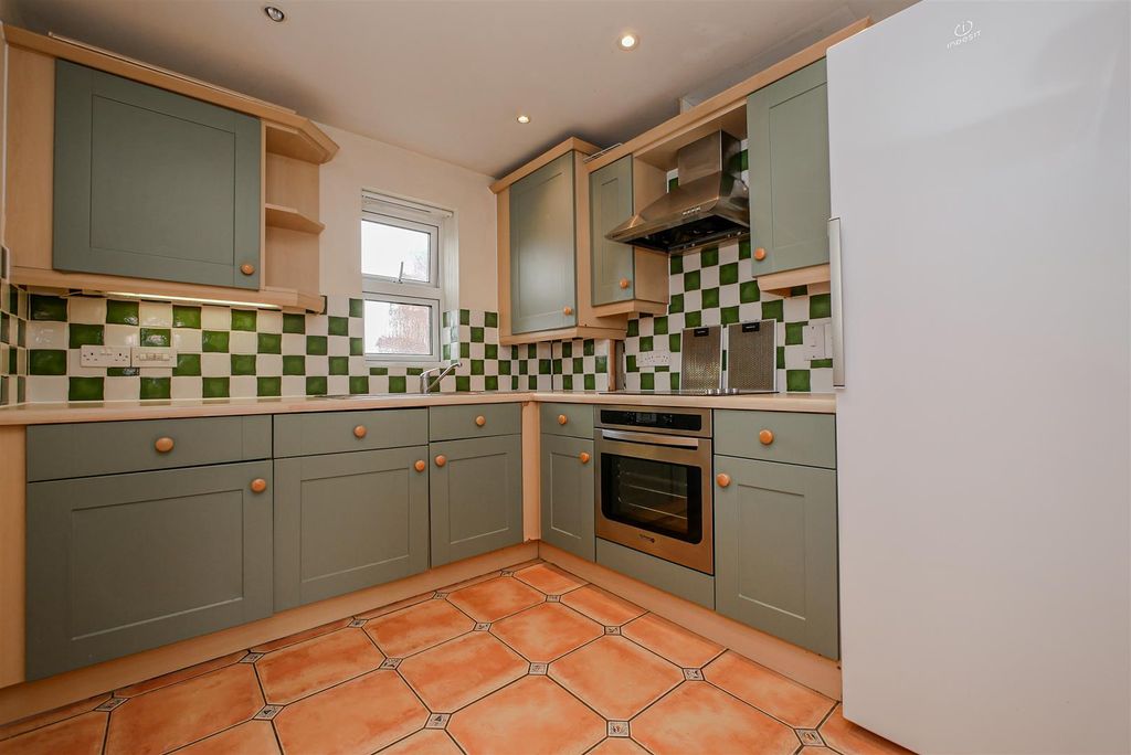 Property photo 3 of 11 Kitchen