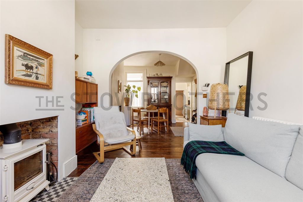 Property photo 2 of 32
