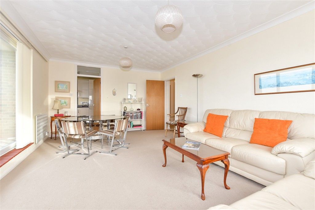 Property photo 3 of 11 Lounge