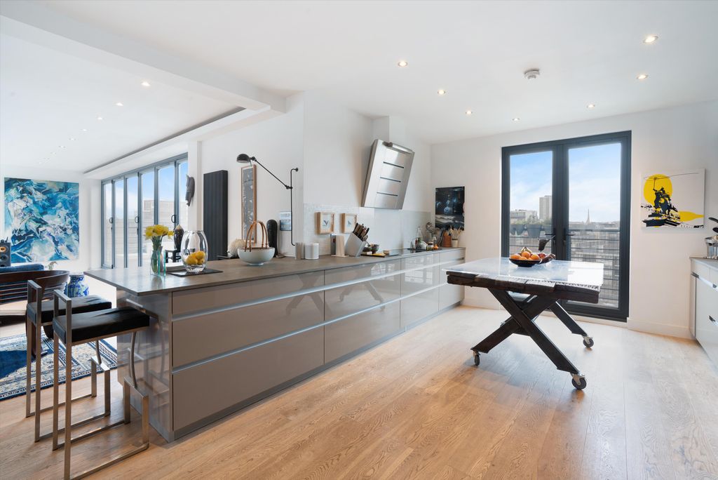 Property photo 3 of 19 Image