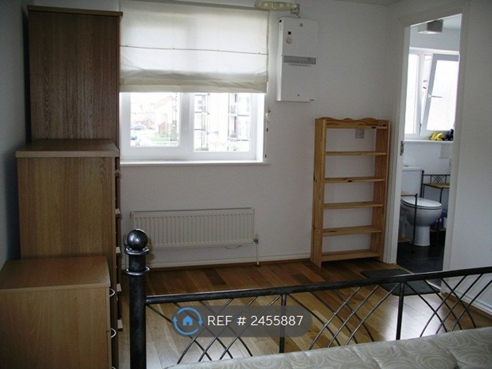 Property photo 1 of 7 Ensuite Bedroom