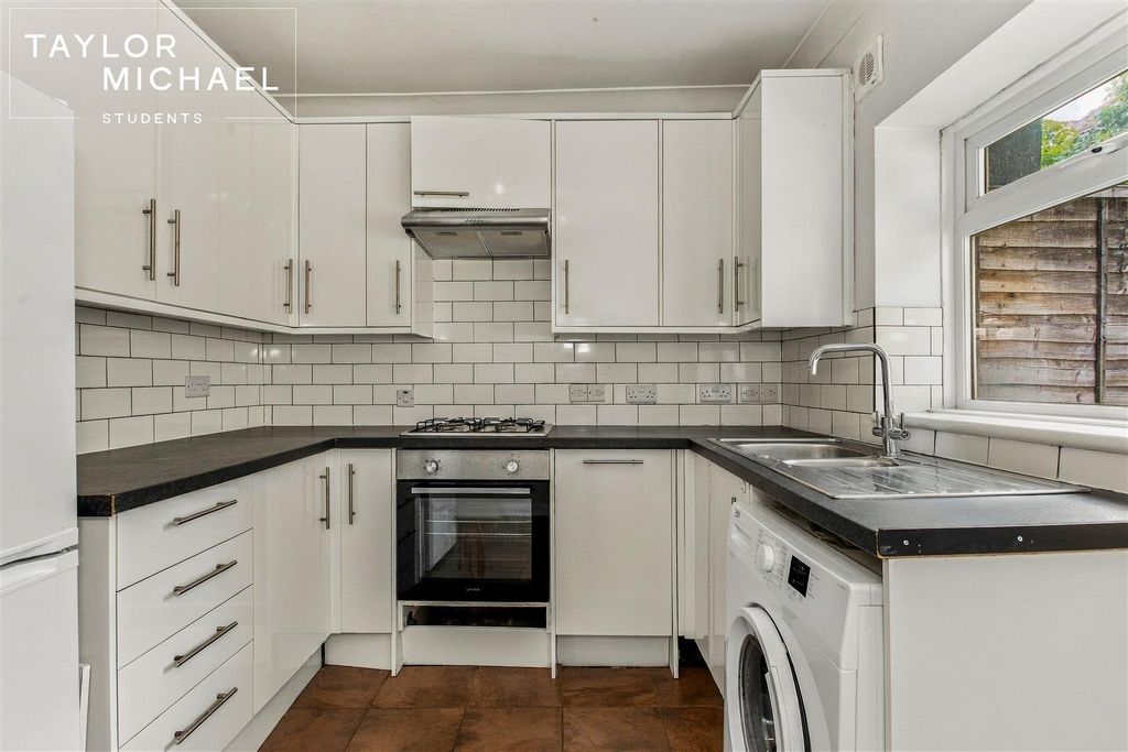 Property photo 1 of 11 Kitchen
