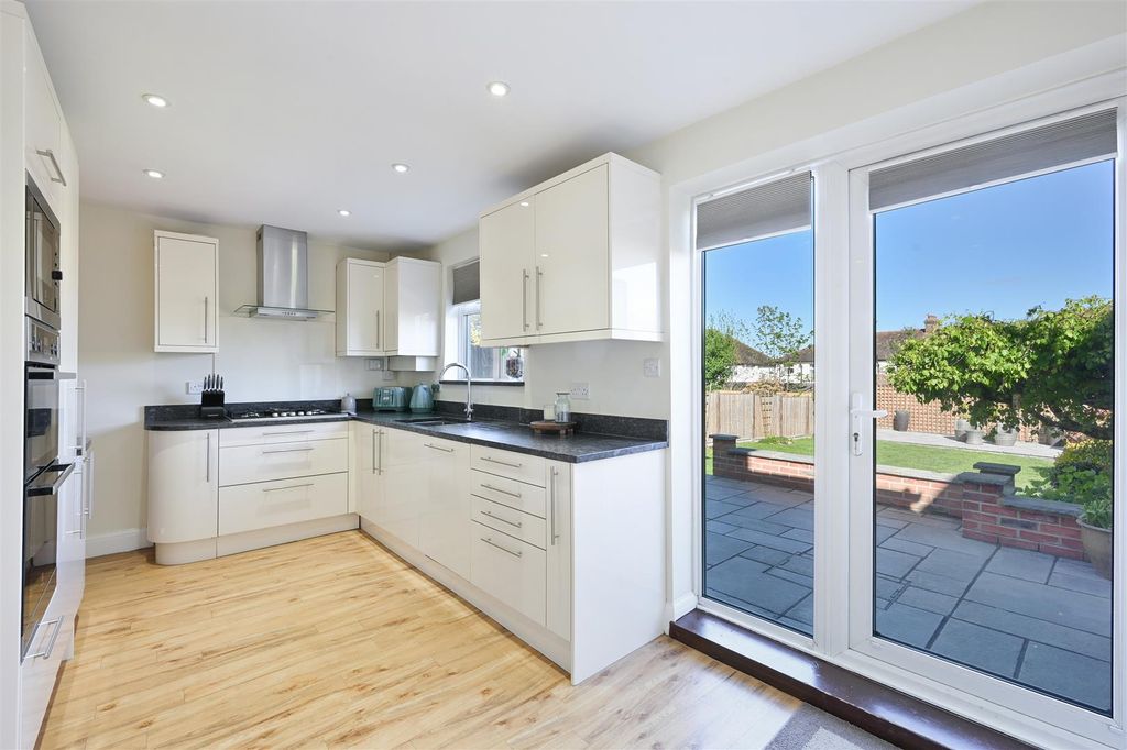 Property photo 2 of 27 Fromondes Road, 35 (14).Jpg