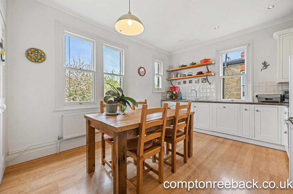 Property photo 2 of 10 Kitchen