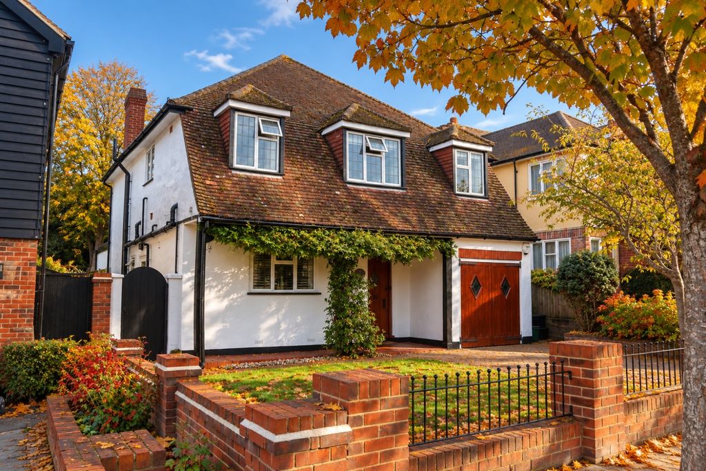 Property photo 1 of 27 Autumn House With Golden Foliage