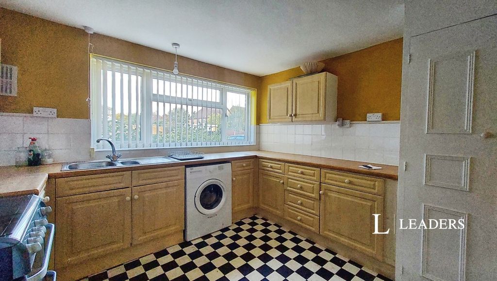 Property photo 2 of 11 Kitchen