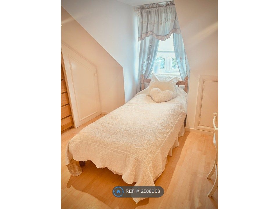 Property photo 3 of 7 Bedroom With Led Lighting