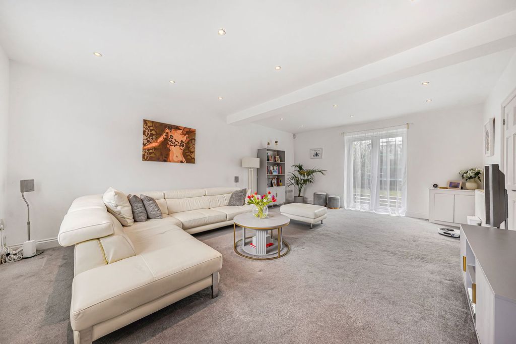 Property photo 2 of 25