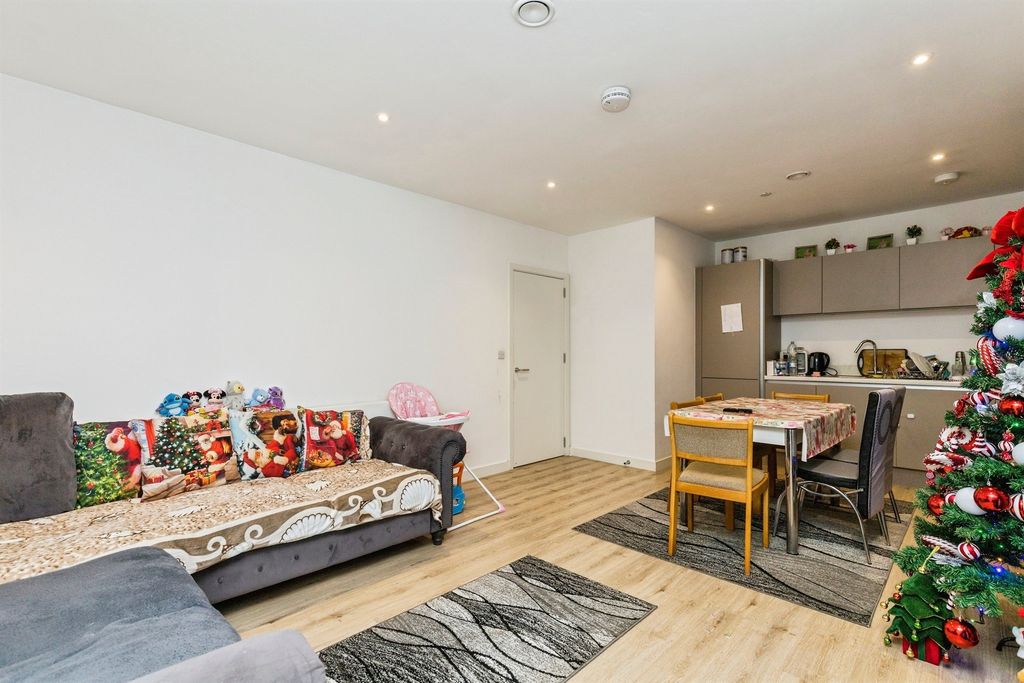 Property photo 2 of 9