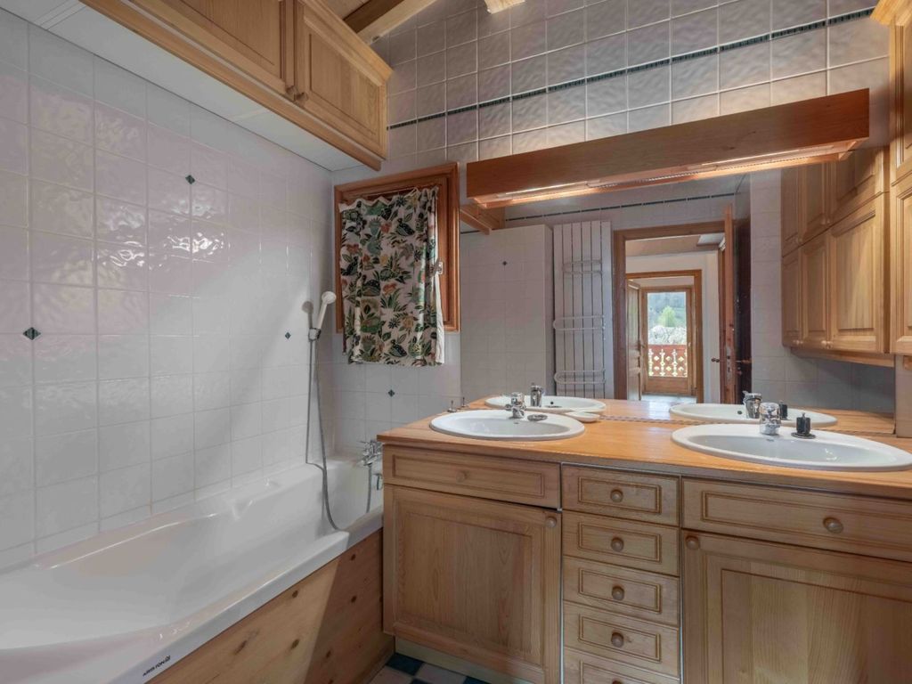 Property photo 2 of 12 Combloux Chalet For