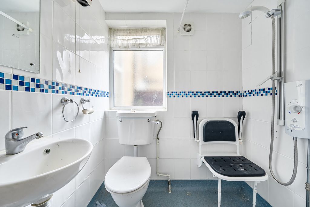 Property photo 3 of 19 Bathroom