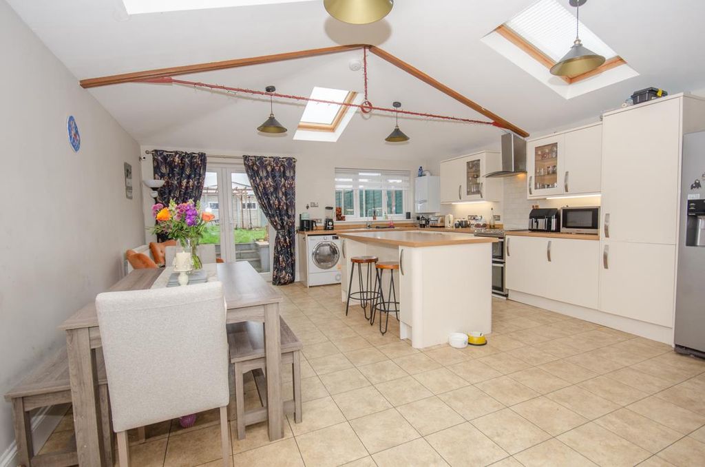 Property photo 2 of 25 Almeda Rd-39.Jpg