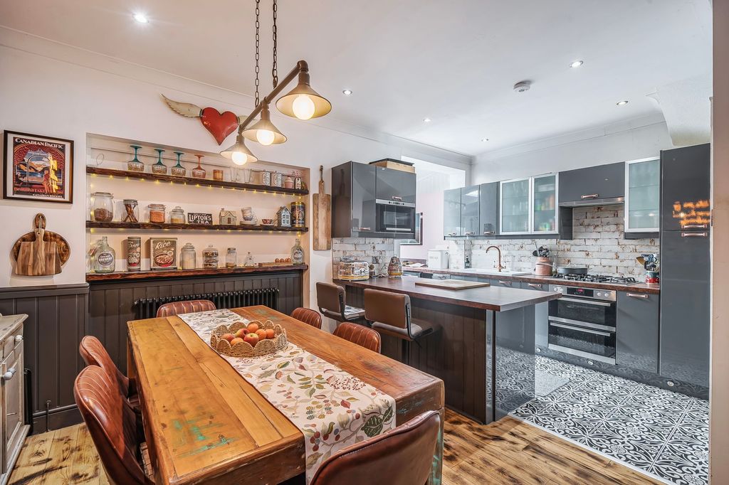 Property photo 3 of 18 Sparrow Farm Road, Epsom - Kt17 2Jl