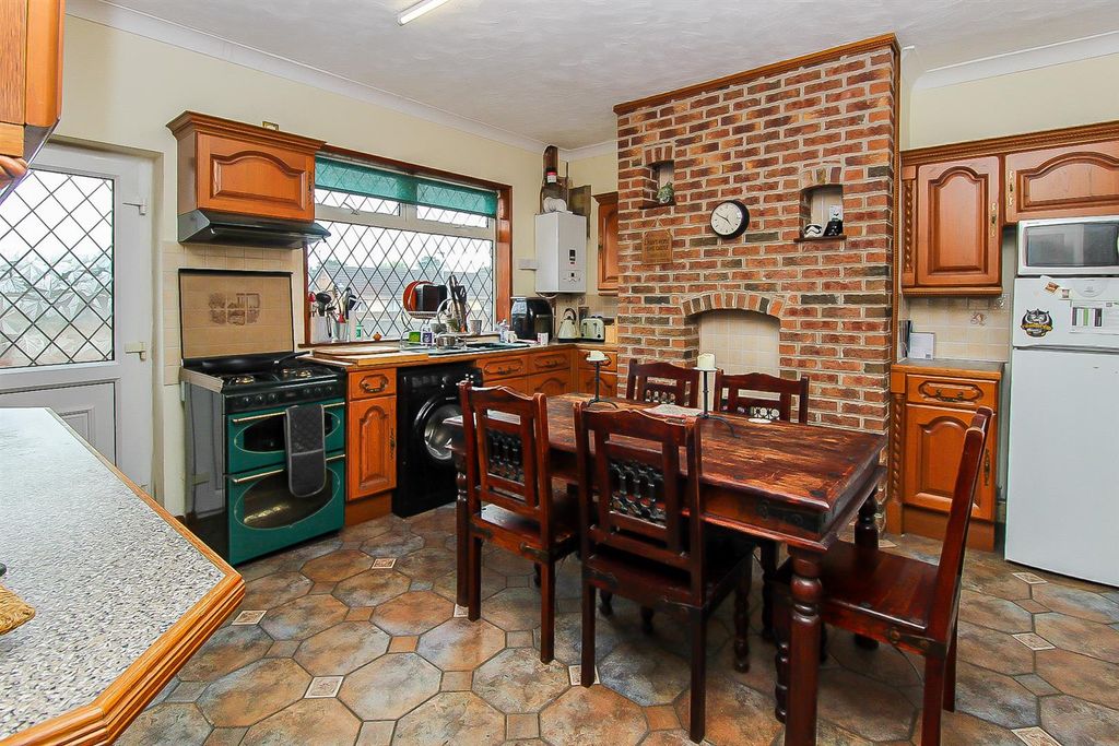Property photo 3 of 9 Kitchen