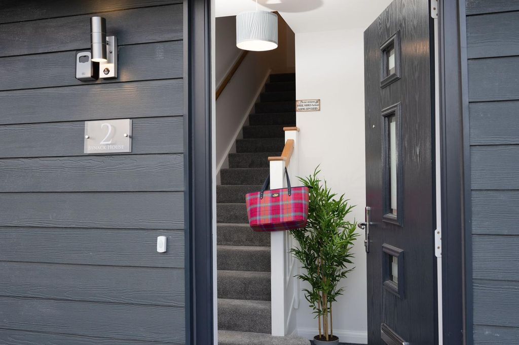 Property photo 1 of 12 Entrance
