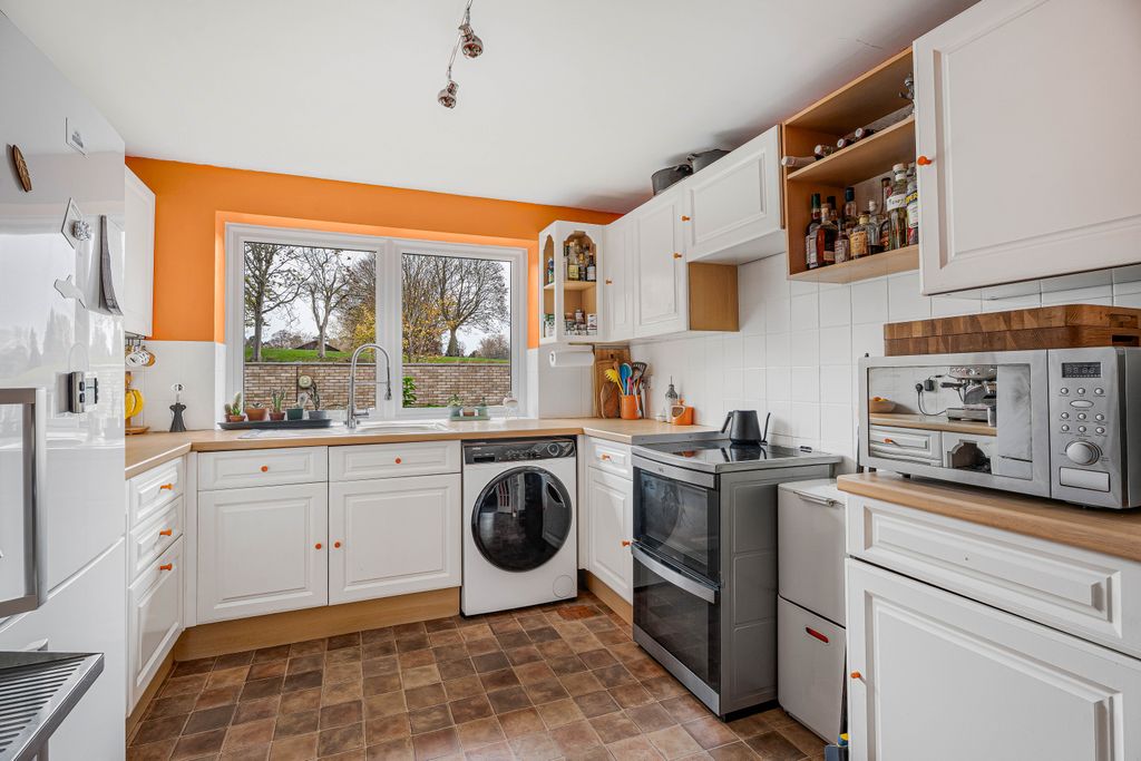 Property photo 3 of 10 Kitchen