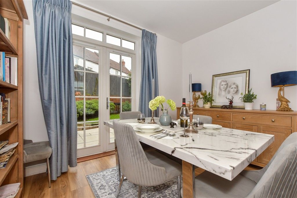 Property photo 3 of 13 Lounge