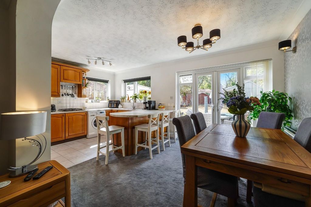Property photo 3 of 18 Walsingham Gardens