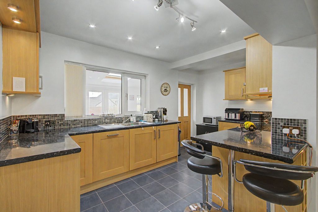 Property photo 3 of 19 Kitchen