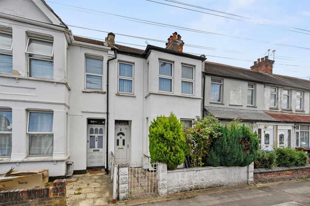 Property photo 1 of 11 Byron Road, Harrow Wealdstone, Middlesex Ha3
