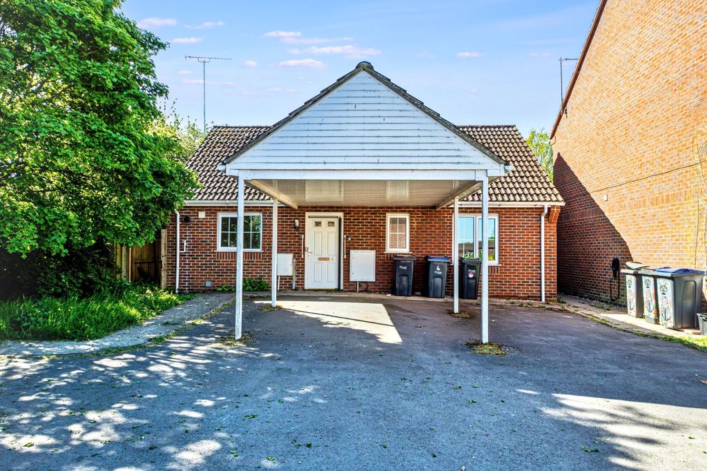 Property photo 1 of 16 4 Ferris Close, Rowde, Devizes, Sn10 2Nj