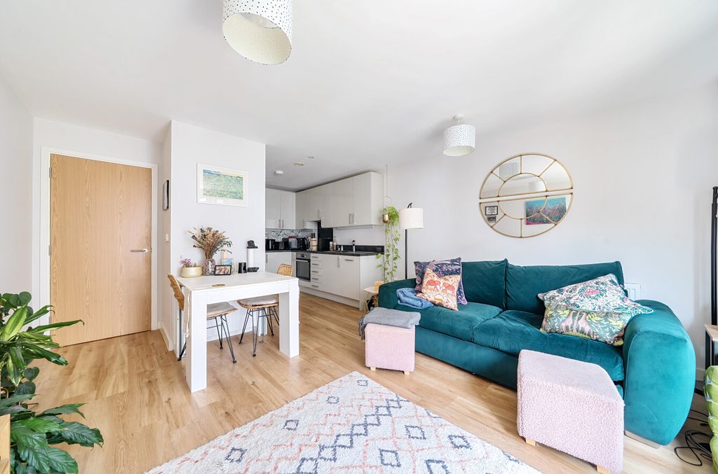 Property photo 1 of 12 1336784-10-689B27...