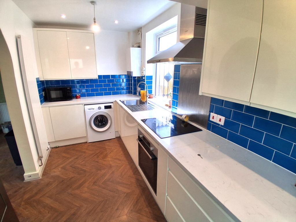 Property photo 2 of 7 Kitchen