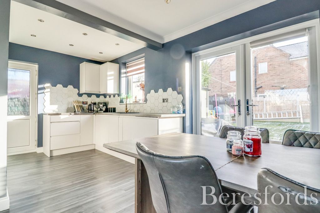 Property photo 2 of 12 Picture No. 11