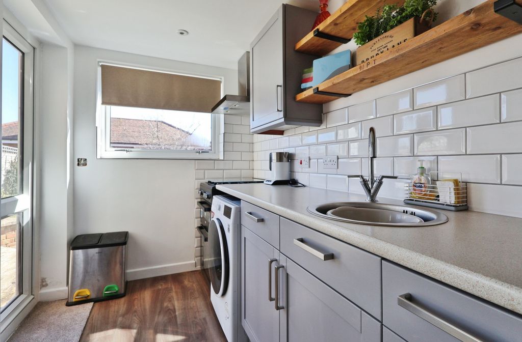 Property photo 3 of 40