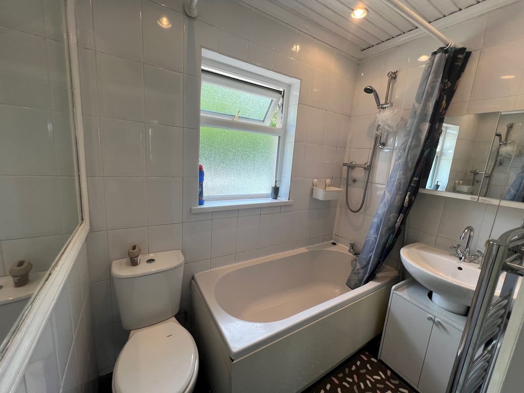 Property photo 3 of 7 Bathroom