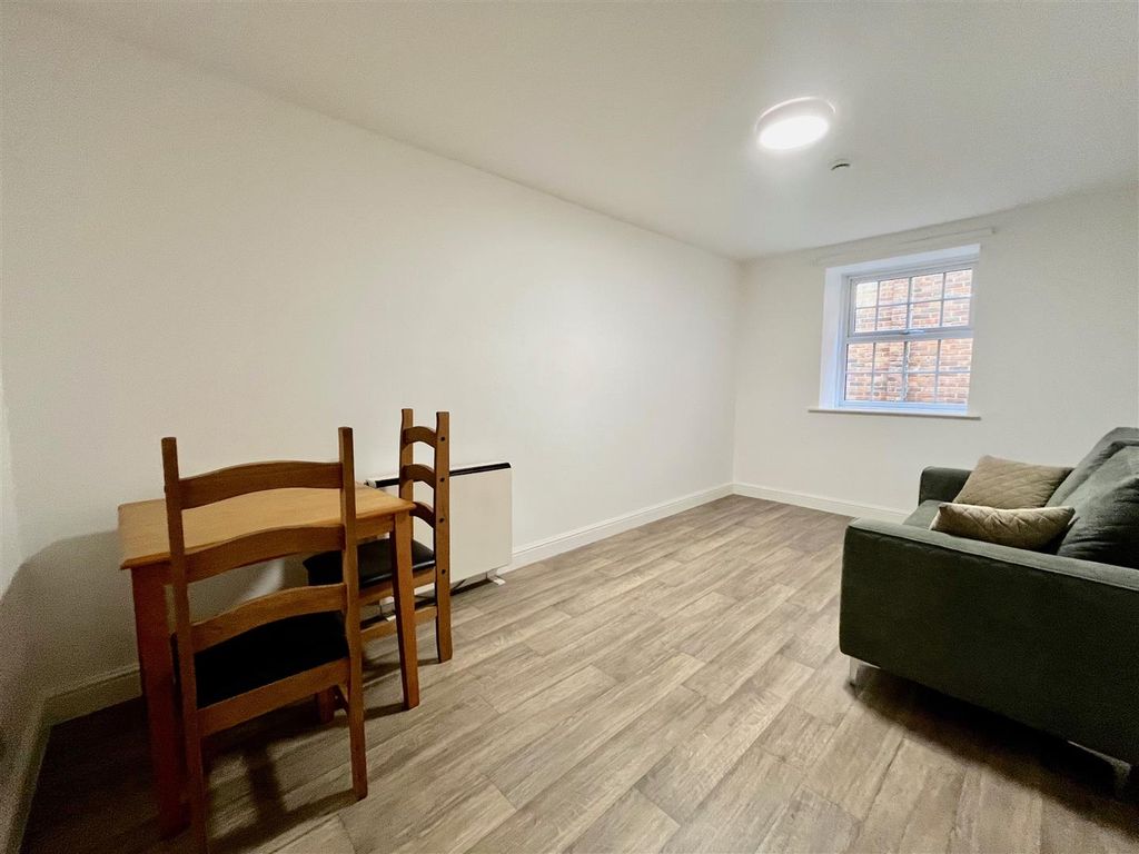 Property photo 2 of 6 Lounge