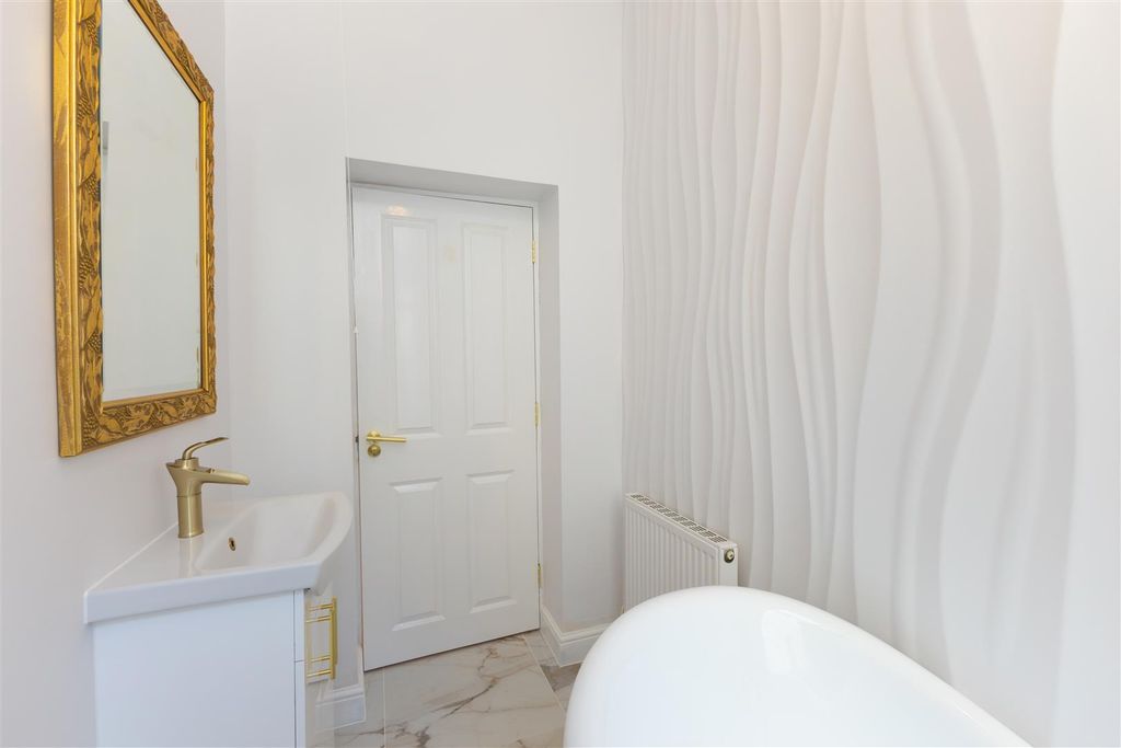 Property photo 3 of 10 Bathroom